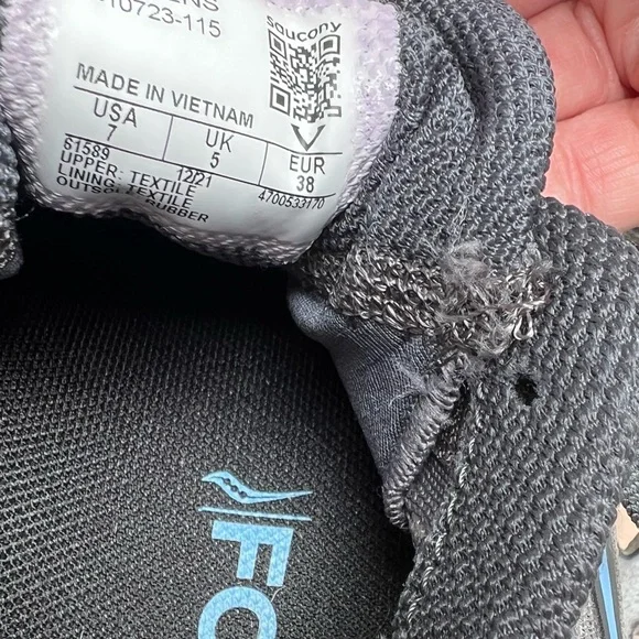 Saucony Gray and Blue Sneakers with Modern Design - Picture 5 of 6